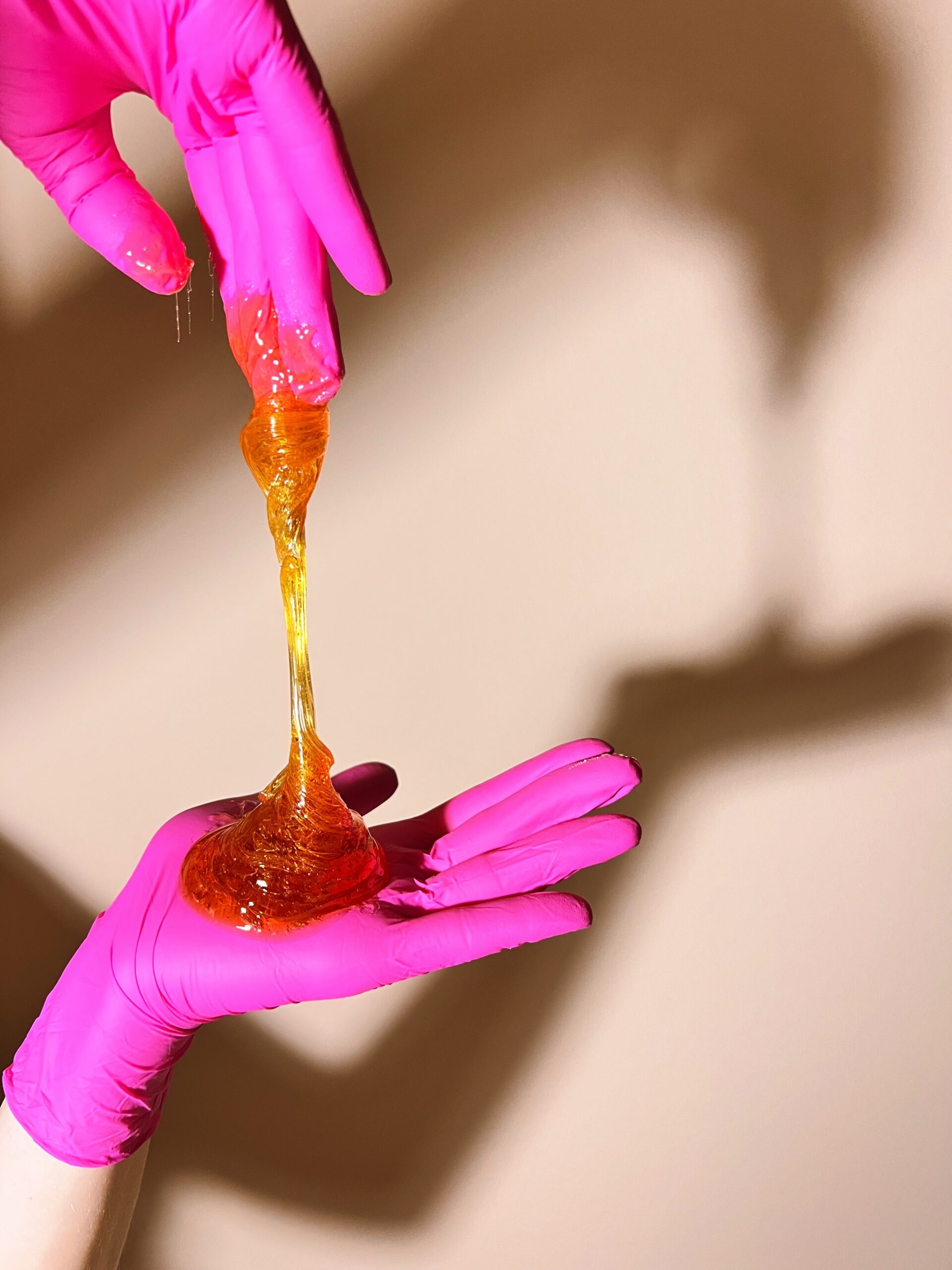 Sugarring Prelijevanje šećerne paste iz jedne ruke u drugu