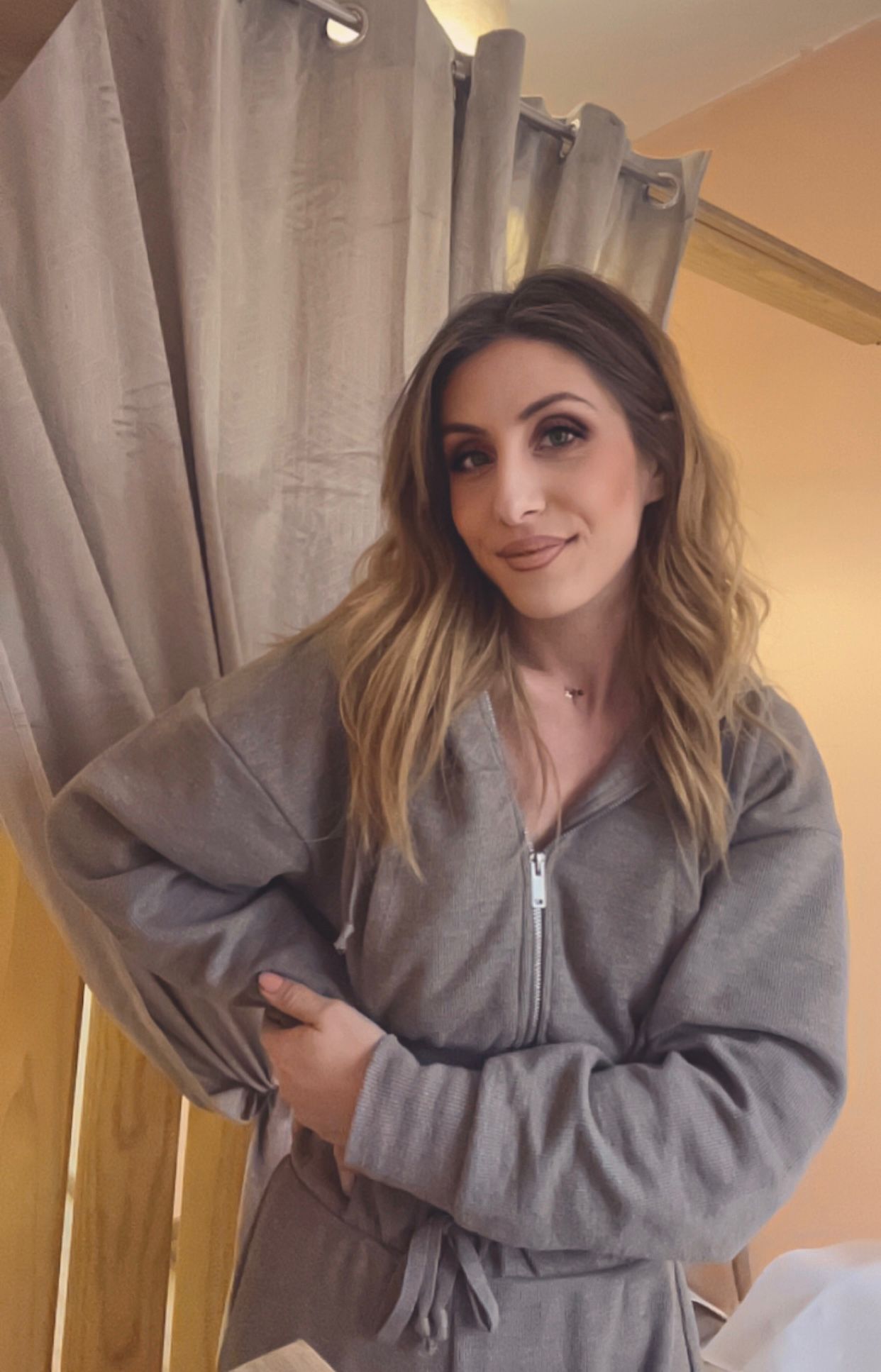 Lorena Dodić Lorena Dodić pozira u salonu