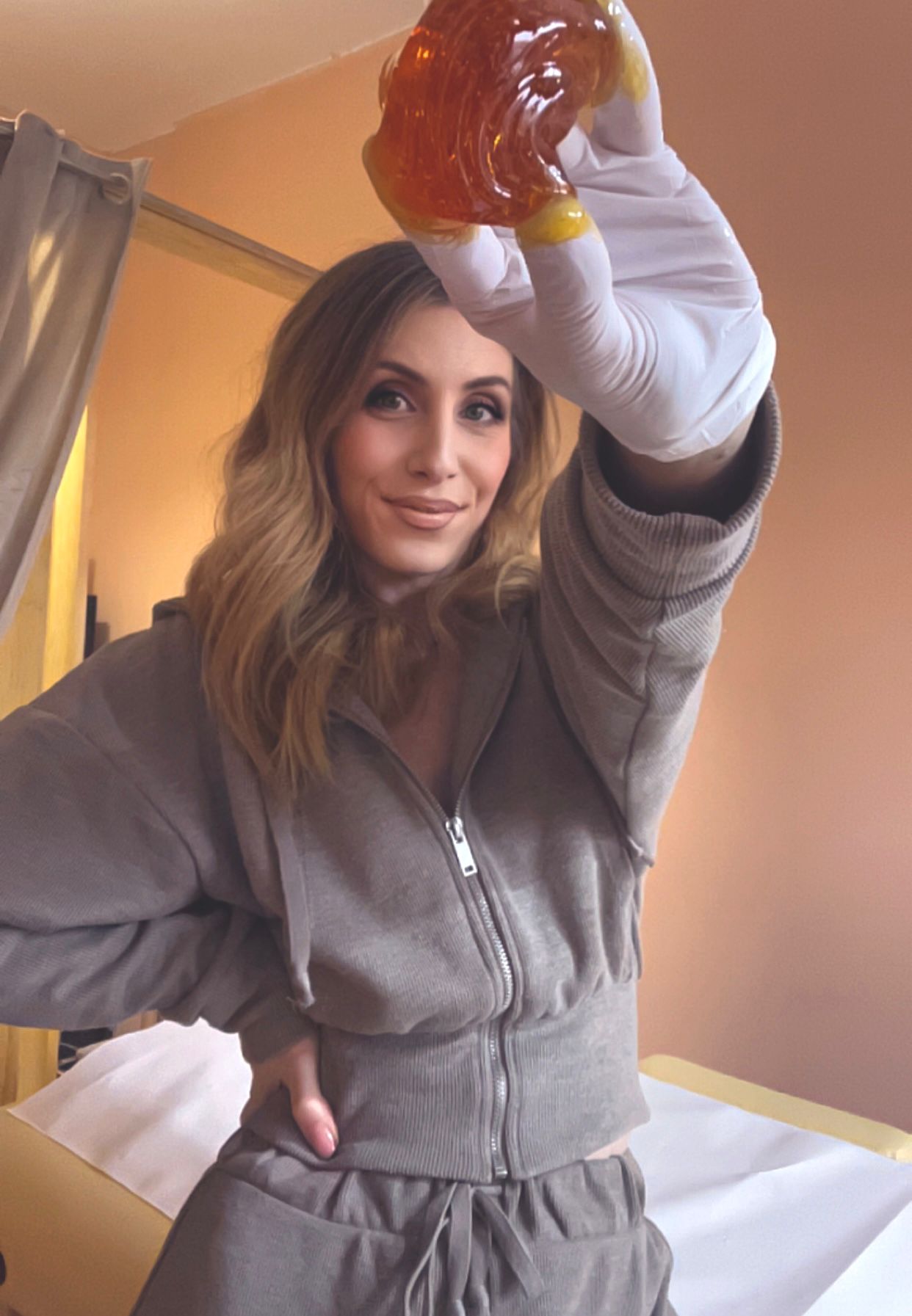 Lorena Dodić pozira sa šećernom pastom u salonu